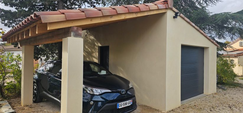 Une maison avec un garage et une voiture noire stationnée à l'intérieur.